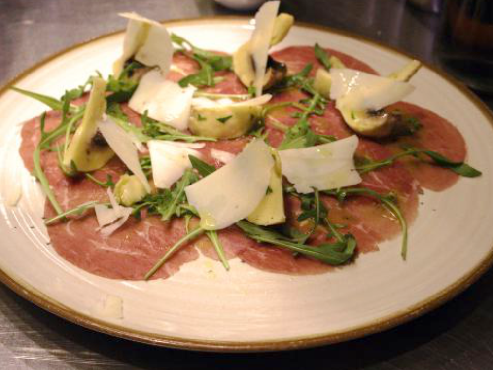 CARPACCIO ΕΛΛΗΝΙΚΗΣ ΜΟΣΧΙΔΑΣ / μαριναρισμένα μανιτάρια /
γραβιέρα με τρούφα / ρόκα / λεμόνι / λάδι τρούφας