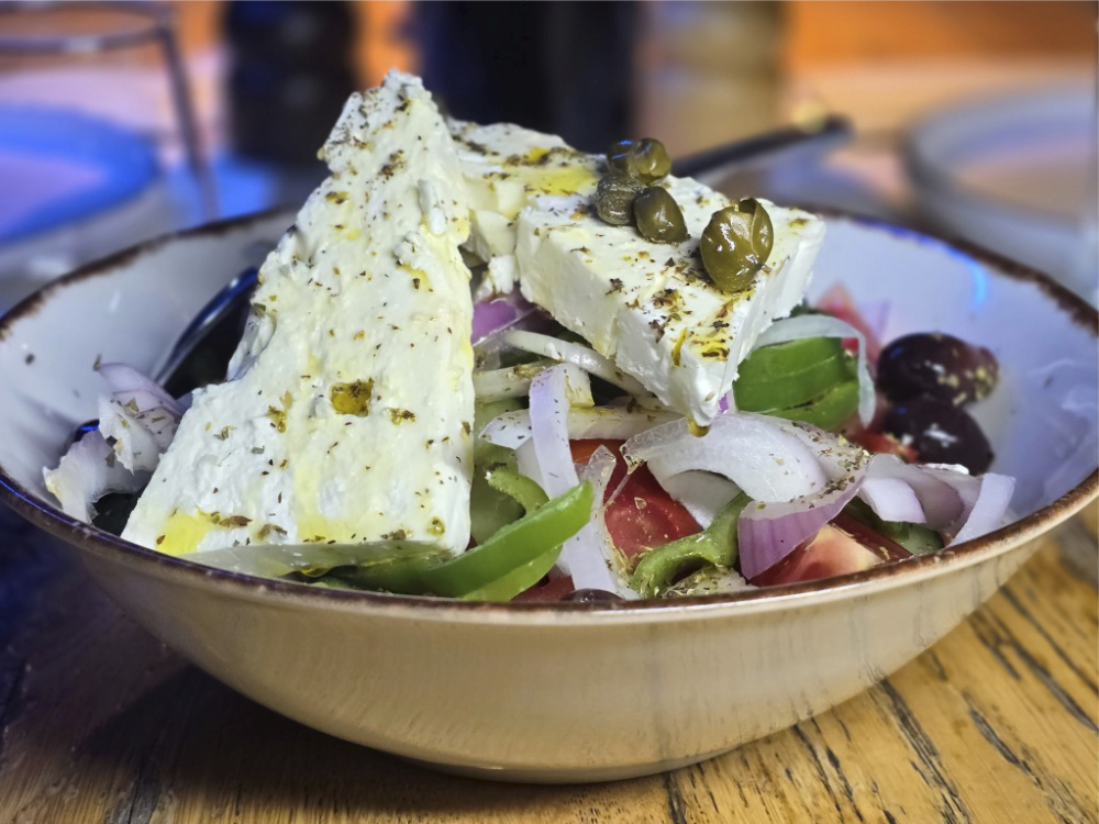 ΠΑΡΑΔΟΣΙΑΚΗ ΧΩΡΙΑΤΙΚΗ ΣΑΛΑΤΑ / ΦΕΤΑ / ΕΛΙΕΣ & ΚΑΠΑΡΗ