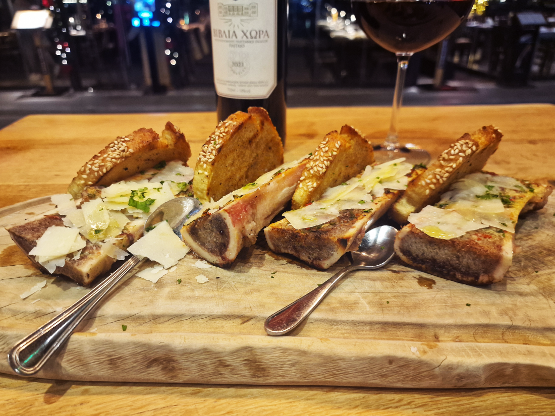 ΒΟΔΙΝΌ ΜΕΔΟΎΛΙ ΜΕ ΤΟ ΚΌΚΚΑΛΟ / ψημένο στον ξυλόφουρνο
σκόρδο / παρμεζάνα / λάδι τρούφας / φρυγανιστό ψωμί