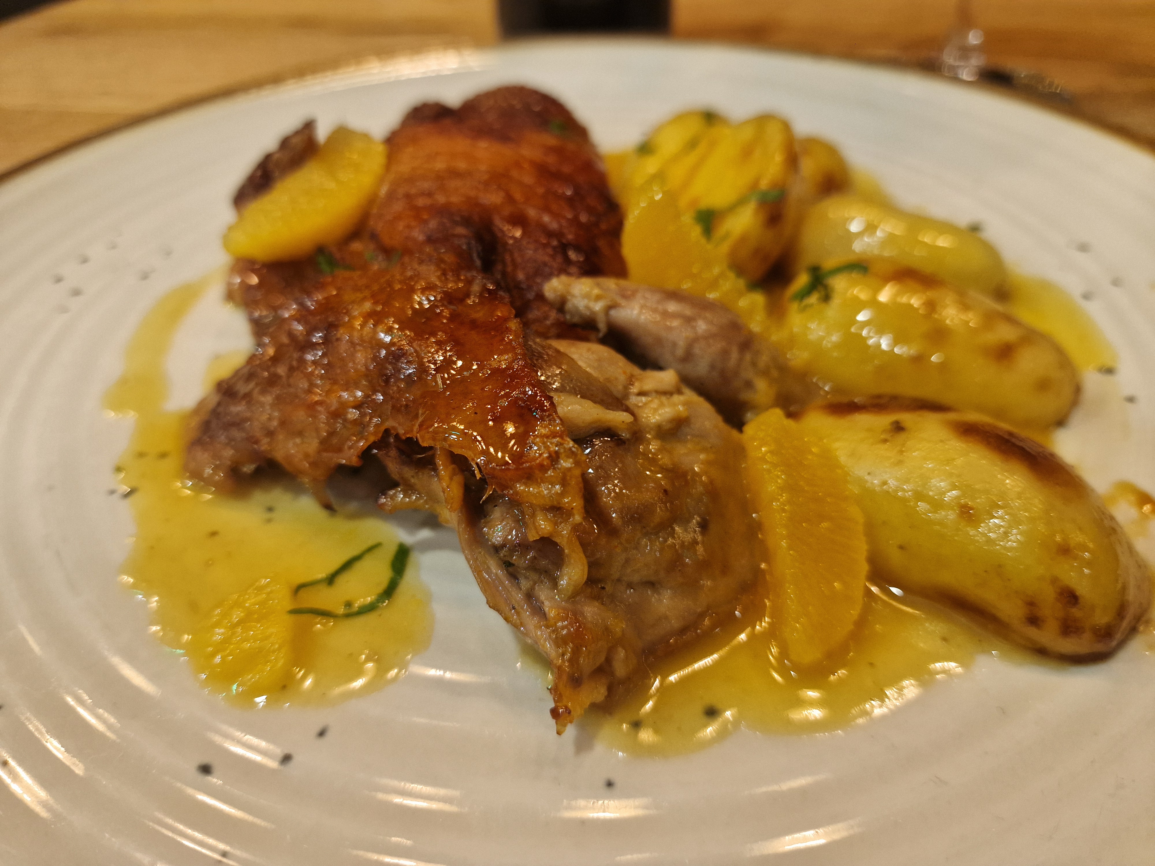 Μισό ψητό παπάκι (χωρίς κόκκαλο) / με πατάτες
και μανιτάρια ψητά / σάλτσα πορτοκαλιού