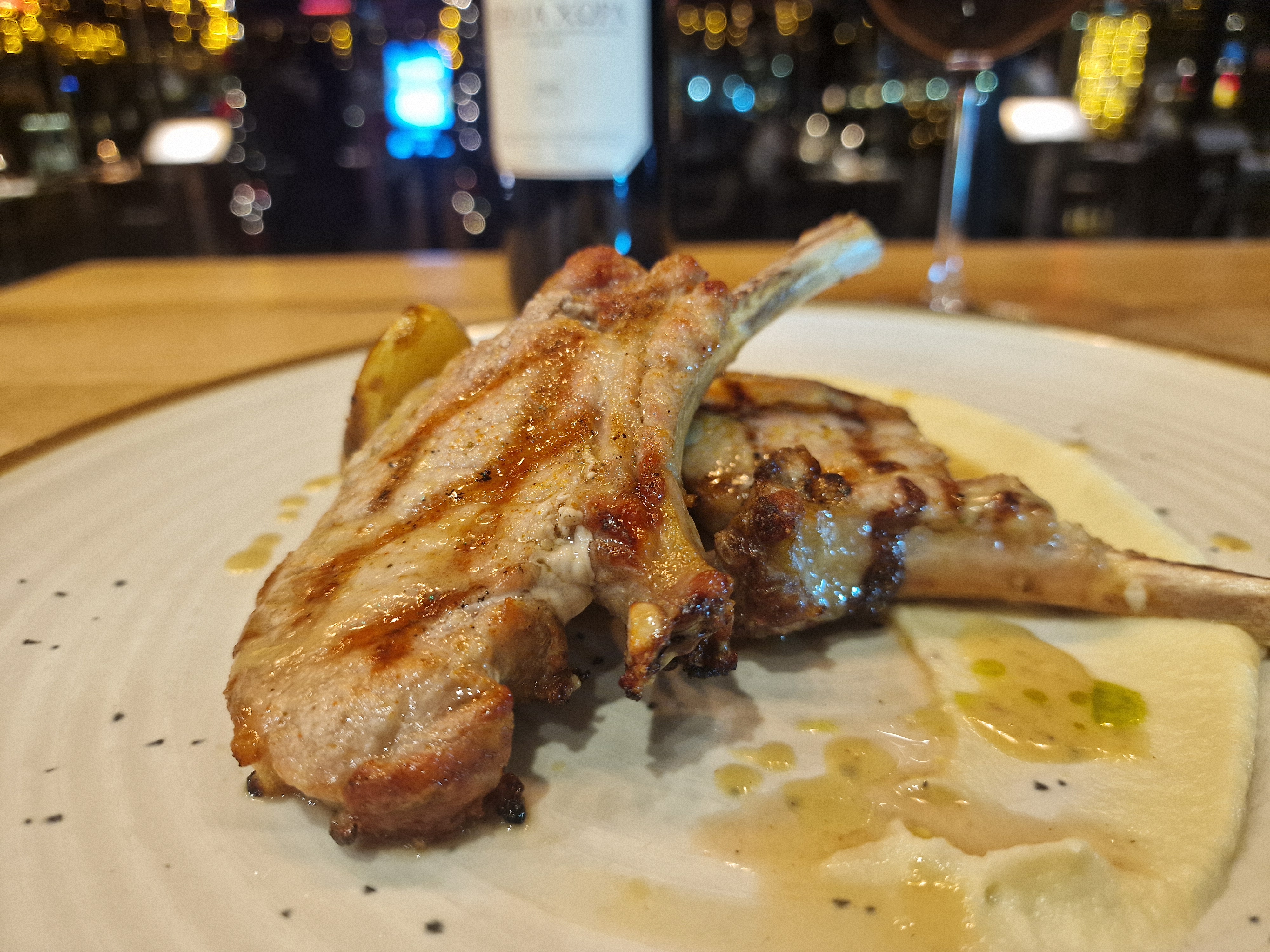 Μπριζολάκια από ισπανικό μαύρο χοίρο,
Pata Negra ψημένα στον Josper / πουρές σελινόριζας / πατάτες / κρέμα μουστάρδας