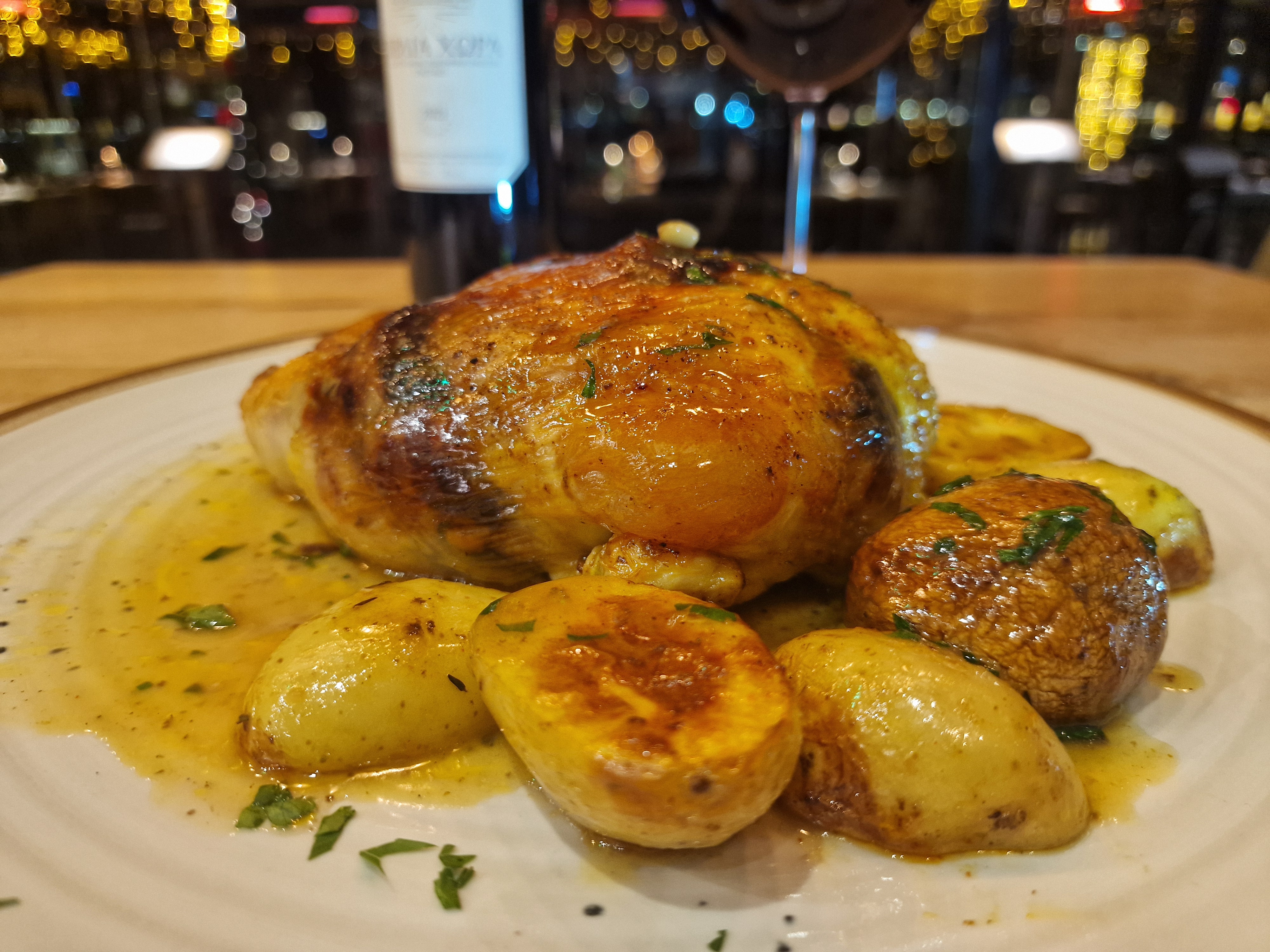 Ολόκληρο κοτοπουλάκι (χωρίς κόκκαλο 800γρ),
μεγαλωμένο με καλαμπόκι /
γεμιστό με χριστουγεννιάτικη γέμιση / πατάτες φούρνου / σάλτσα ψησίματος